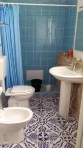 uma casa de banho com um WC e um lavatório em Blue Bab B&B em Lampedusa