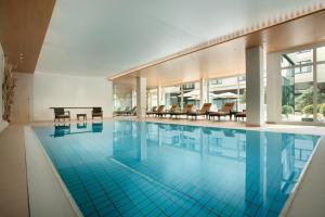 Bazén v ubytování Ramada Nürnberg Parkhotel nebo v jeho okolí