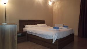 Un dormitorio con una cama con dos toallas encima. en Apartment Rustaveli 1, en Tiflis