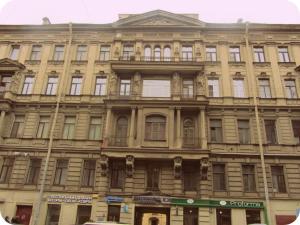 un gran edificio con muchas ventanas en una calle en Old Flat Guest house on Zhukovskogo en San Petersburgo