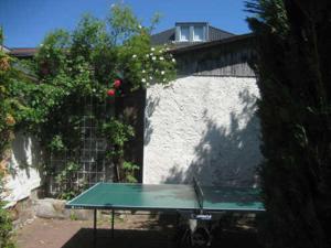una mesa de ping pong frente a un edificio en Pension Waldrose, en Ostseebad Sellin