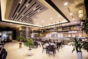 restauracja ze stołami i krzesłami oraz bar w obiekcie Hotel International Changwon w mieście Changwon