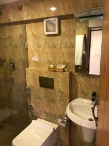 La salle de bains est pourvue de toilettes et d'un lavabo. dans l'établissement Heranya Yala, à Katmandou