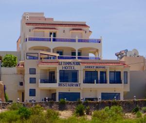 a tall white building with a guest house at Le temps perdu in Oualidia