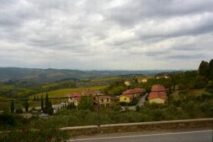 vista para uma cidade nas colinas em damario panorama em Panzano