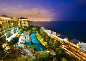 Bazén v ubytování Royal Phala Cliff Beach Resort nebo v jeho okolí