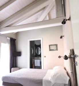Un pat sau paturi într-o cameră la Corte Merighi Charming Rooms