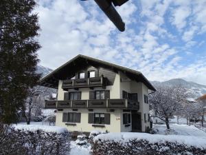 una casa con nieve en el suelo en Tirol-Haus Irma en Fügen