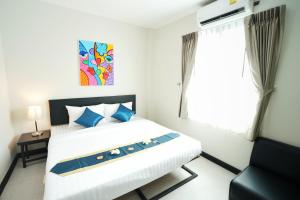 曼谷的住宿－Sabai Place Donmueang Airport，卧室配有白色的床和窗户。