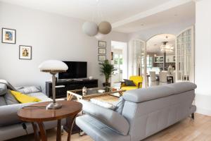 a living room with a couch and a table at La Belle Vie Capbreton in Capbreton