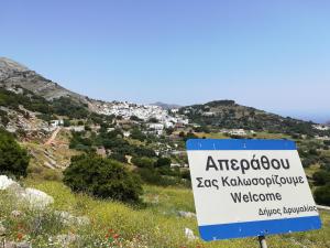 a sign on the side of a hill at Casa d'Aperathou in Apérathos