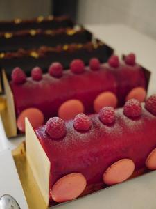una torta rossa con lamponi sopra di Gite Cal Pai a Eyne Altre 37 foto