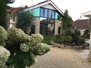 Ein Garten an der Unterkunft Gästehaus Alte Glaserei