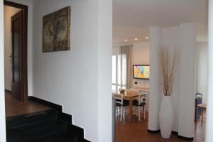 a living room with a table and a white vase at villa panoramica in Lavagna