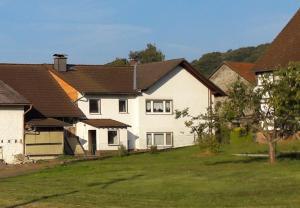 una casa blanca con un grupo de casas en Ferienwohnung auf dem Pferdehof, en Schotten