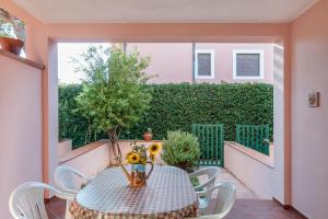 un patio con tavolo e sedie sul balcone. di Golfo 6 a Marina di Campo