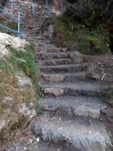 un escalier en pierre sur une montagne dans l'établissement Dalhousian camping⛺⛺⛺⛺, à Dalhousie