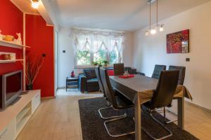 Posedenie v ubytovaní APARTMAN MLADENKA + 15 fotografií