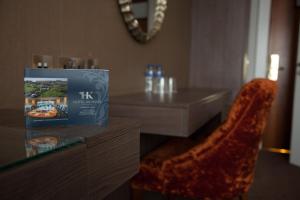 Uma área de estar em Hotel Kilmore