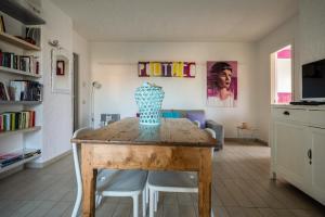 A television and/or entertainment centre at Boutique Art Villa Maria