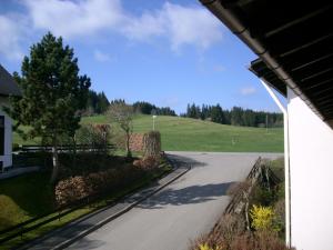 eine leere Straße mit einem Hügel in der Ferne in der Unterkunft Kuckucksnest Lenzkirch in Lenzkirch