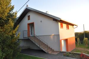 uma casa com uma escada em frente em Apartman"KATJA" em Sveti Martin na Muri