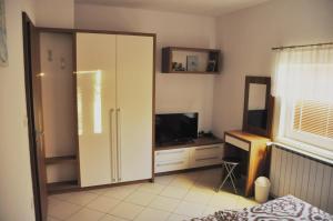 um quarto com um grande armário branco e uma televisão em Apartman"KATJA" em Sveti Martin na Muri
