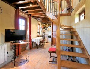 um quarto com uma escada e uma sala de estar com uma televisão em Domaine La Carrière em Toulon-sur-Allier