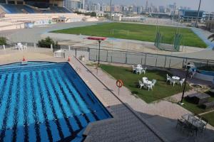 Tầm nhìn ra hồ bơi gần/tại Dubai Youth Hotel