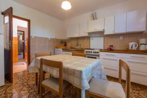 Kuchyň nebo kuchyňský kout v ubytování APARTMAN VERA