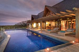 Villa Khaya by Nagisa Bali في نوسا دوا: صورة منزل مع مسبح