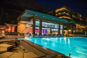 Bazén v ubytování Mist Hotel & Spa nebo v jeho okolí