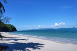 una vista di una spiaggia con l'oceano di Thongsom Resort a Khanom