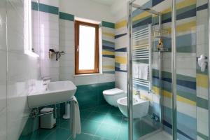 bagno con lavandino e servizi igienici di Madimà a Sorrento