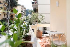 un balcone con tavolo, sedie e piante. di Madimà a Sorrento