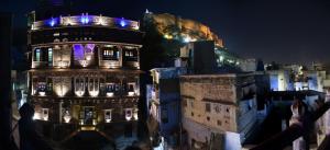 un edificio con luci sopra di esso di notte di The Thikana Heritage a Jodhpur