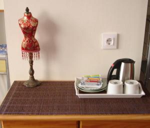 a dresser with a mannequin on top of a table at Pensión El Hidalgo in Calpe