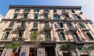 un edificio alto con balconi sul lato di Be Italian Flat Duomo 319 a Napoli