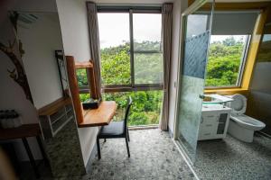 bagno con scrivania, lavandino e finestra di Toptai Homestay a Kenting