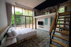 una camera con un letto e una scala in una casa di Toptai Homestay a Kenting Altre 37 foto