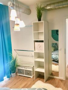 Zimmer mit einem Schrank mit Pflanzen an der Wand in der Unterkunft 5 Zimmer Loftstylewohnung in Bad Wörishofen in Bad Wörishofen