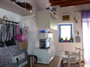 una cucina con forno a microonde e tavolino di la casa de Isabel a Níjar