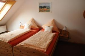 ブランケンハイムにあるNationalpark-Gastgeber Eifelのベッド2台が隣同士に設置された部屋です。