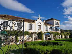 ein Gebäude mit einem Tor davor in der Unterkunft Ample Luxury Apart Fancy Marbella Golf & Padel in Marbella