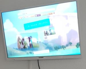 una pantalla de televisión con un sitio web en Ferienwohnung Am Eck, en Rust