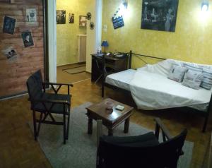 una camera con letto, tavolo e sedie di The Cinema Flat ad Atene