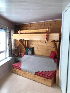 ヴァールにあるBoost Your Immo Skis aux pieds Pelvoux 2 bis 56の二段ベッドが備わる客室です。