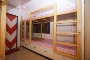 Postel nebo postele na pokoji v ubytování Mumbai Staytion Dorm- A Backpackers Hostel