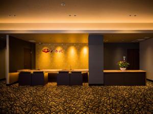 a conference room with a large wall with a fountain at Dogo Onsen Yachiyo 道後温泉八千代 in Matsuyama