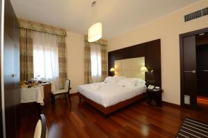 Letto o letti in una camera di Hotel Guglielmo